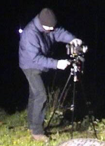 Lara asettelee kameraa